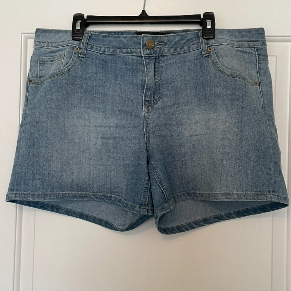 VENEZIA JEAN SHORTS W/ EMBELLISHED POCKETS SIZE 16